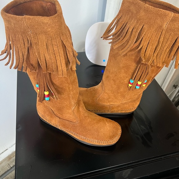 Minnetonka NWOT ❤️ Size 6.. Absolutely Stunning Moccasins😍 - Picture 2 of 4